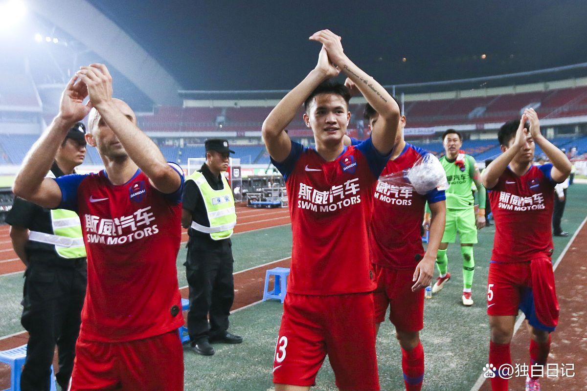 包含清晨体能课后，成都蓉城外线爆发备战葡超，悬念犹存，年轻球员得到机会的词条